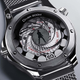 Imagen para el artículo titulado Omega recreó la icónica apertura de James Bond en este reloj de $7.600 usando solo piezas mecánicas